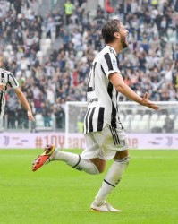  国际米兰主场完胜萨索洛，邓弗里斯边路爆破撕裂防线