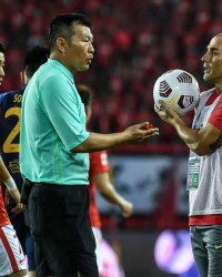  尼斯主帅赛后炮轰裁判，争议判罚引发舆论风波  