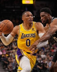  詹姆斯三双助湖人险胜马刺  