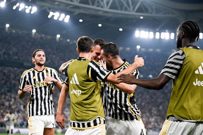  国际米兰绝杀尤文，登顶意甲积分榜  